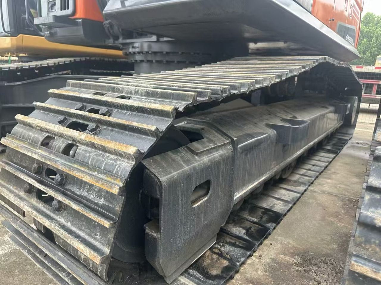 2020 Doosan DX225LC-9C crawler excavator undercarriage view 2020 Doosan DX225LC-9C crawler excavator undercarriage view
