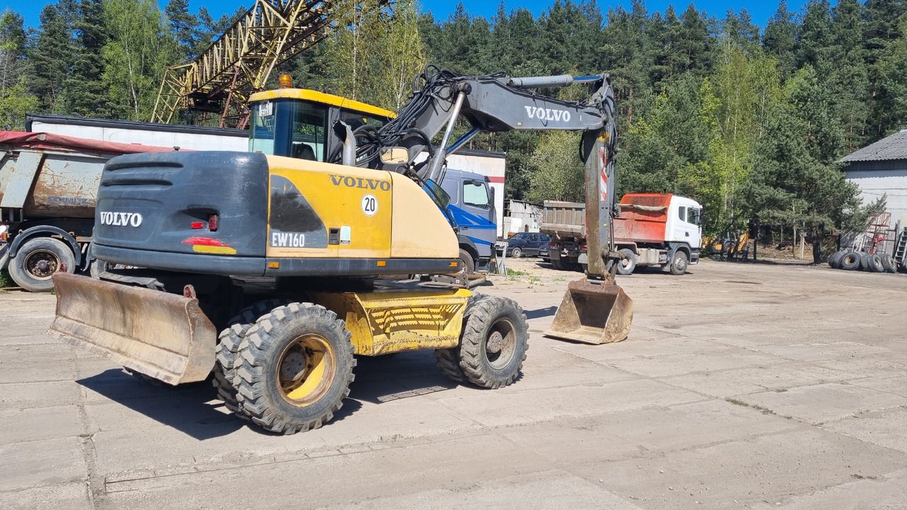 1999 Volvo EW160 wheel excavator, rear three-quarter view 1999 Volvo EW160 wheel excavator, rear three-quarter view