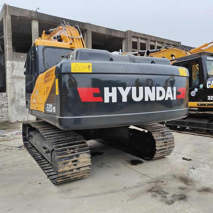 2015 Hyundai R220LC-9S crawler excavator rear view 2015 Hyundai R220LC-9S crawler excavator rear view