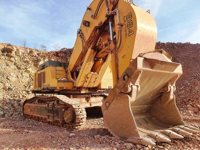 2009 Liebherr R984C HD crawler excavator, front three-quarter view 2009 Liebherr R984C HD crawler excavator, front three-quarter view