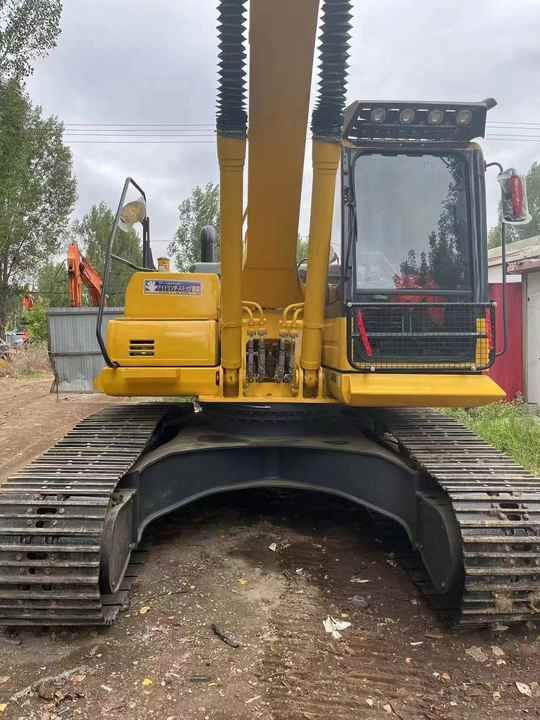 Escavatore cingolato Komatsu PC220-8 del 2017, vista frontale