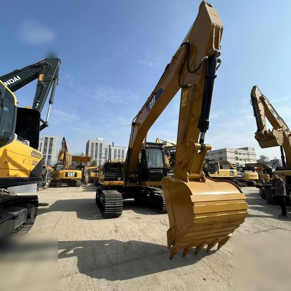 Escavadora de rastos 2025 Caterpillar 320D2, vista frontal a três quartos Escavadora de rastos 2025 Caterpillar 320D2, vista frontal a três quartos