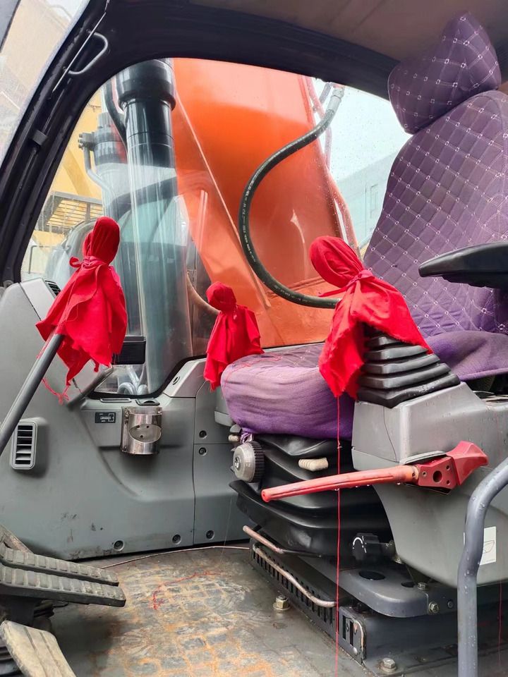 2019 Doosan DX225LC crawler excavator interior view 2019 Doosan DX225LC crawler excavator interior view