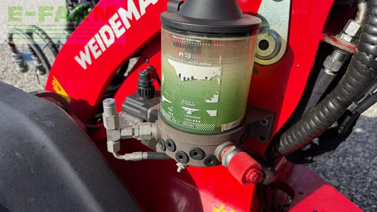 2022 Weidemann 1260 LP mini excavator lubrication system detail 2022 Weidemann 1260 LP mini excavator lubrication system detail