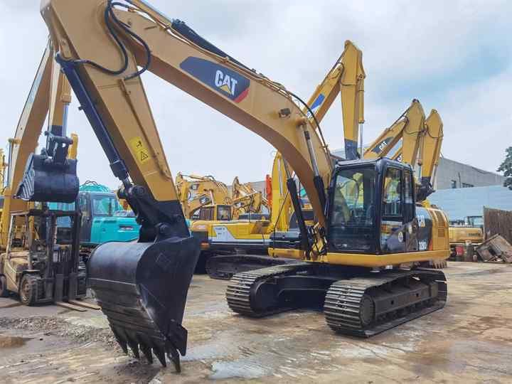 Escavatore cingolato Caterpillar 320D2 del 2020, vista anteriore tre quarti Escavatore cingolato Caterpillar 320D2 del 2020, vista anteriore tre quarti