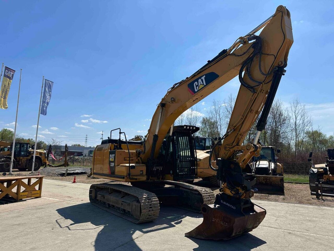 2017 Caterpillar 320FL crawler excavator, side view 2017 Caterpillar 320FL crawler excavator, side view