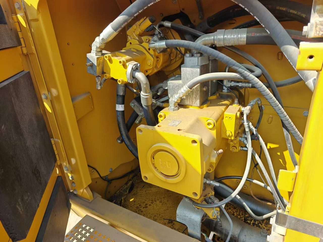 2019 Caterpillar 374DL crawler excavator hydraulic pump compartment view 2019 Caterpillar 374DL crawler excavator hydraulic pump compartment view