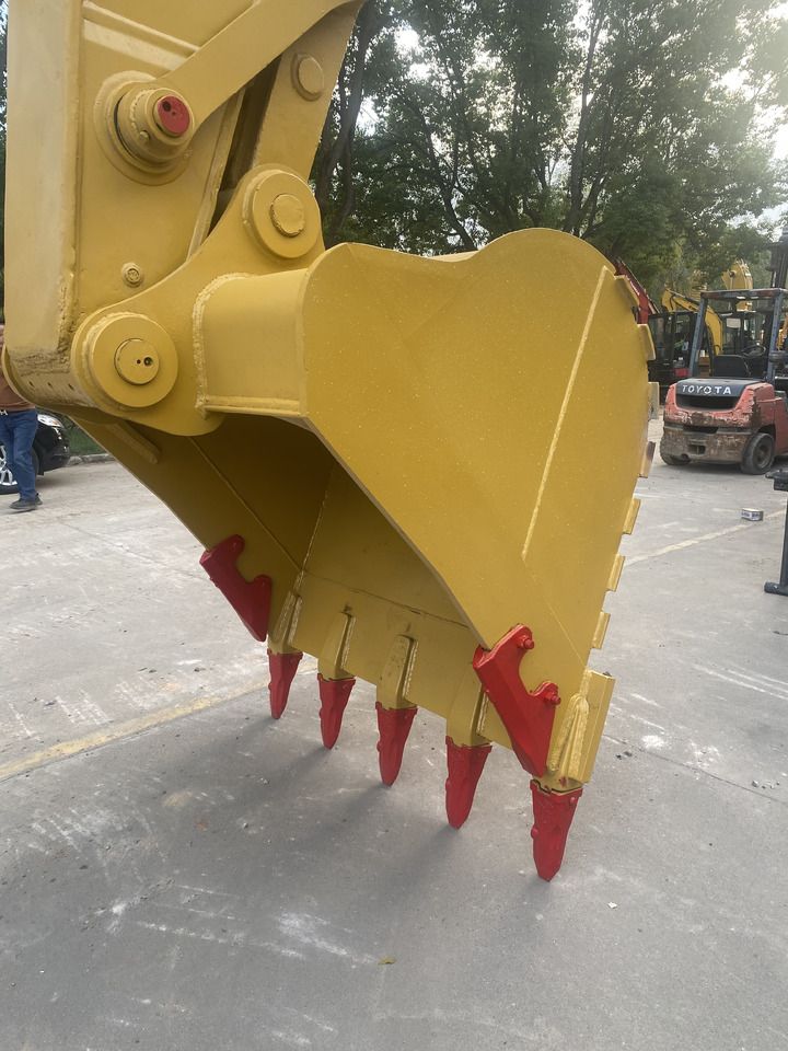 2016 Caterpillar 330B crawler excavator bucket detail 2016 Caterpillar 330B crawler excavator bucket detail