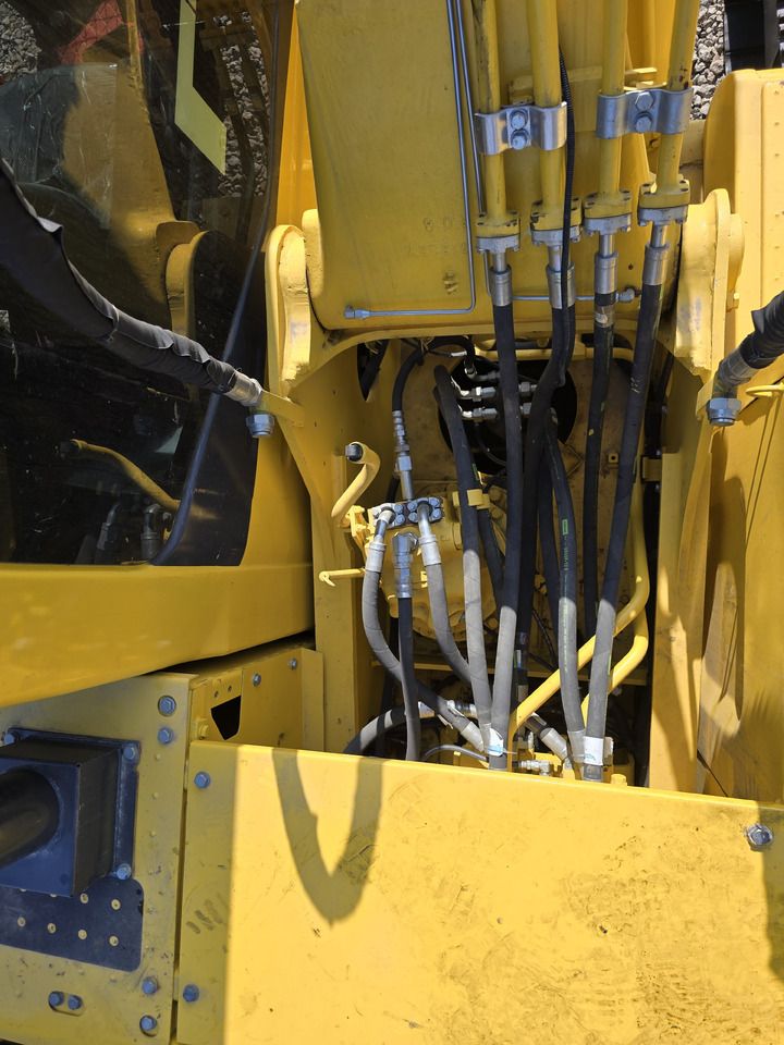 Escavadora de rastos Komatsu PC200-8 2025, detalhe do sistema hidráulico