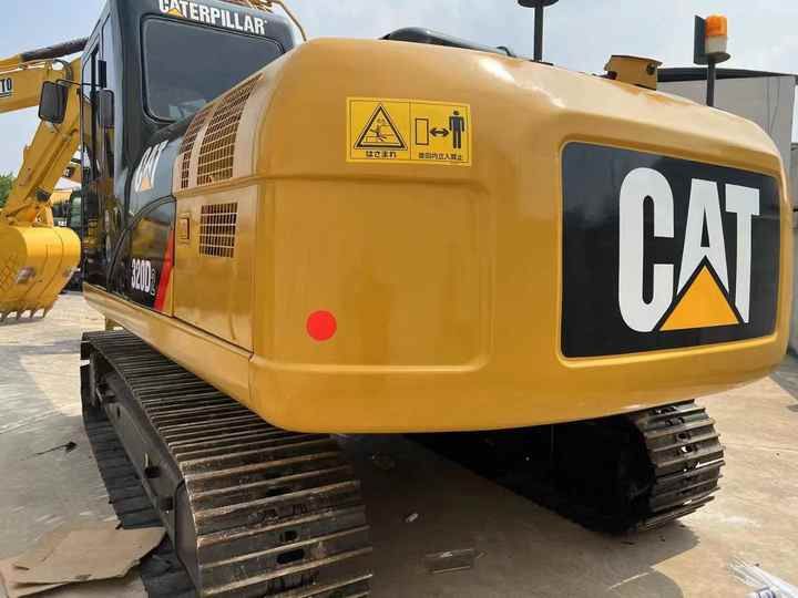 2016 Caterpillar 320D2 гусеничний екскаватор, вид ззаду 2016 Caterpillar 320D2 гусеничний екскаватор, вид ззаду