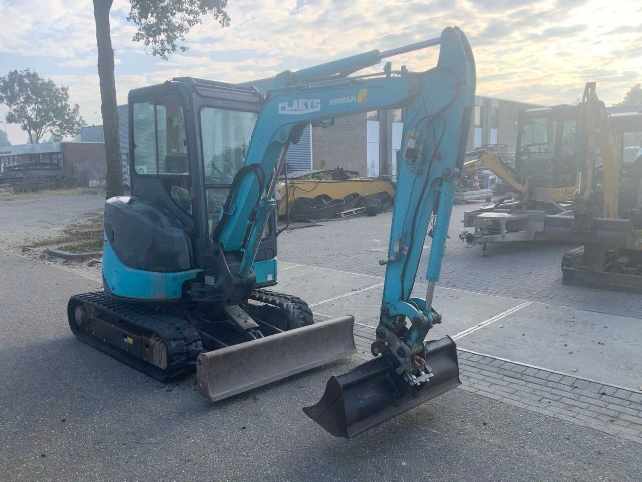 2007 Airman AX30U-4 mini excavator, side view 2007 Airman AX30U-4 mini excavator, side view