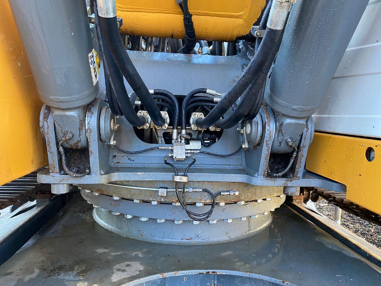 2016 Liebherr R936 NLC crawler excavator swing bearing and hydraulic detail 2016 Liebherr R936 NLC crawler excavator swing bearing and hydraulic detail