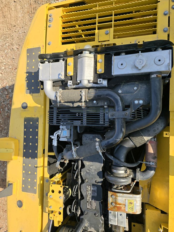 Escavadora de rastos Komatsu PC200-8 2025, vista do compartimento do motor