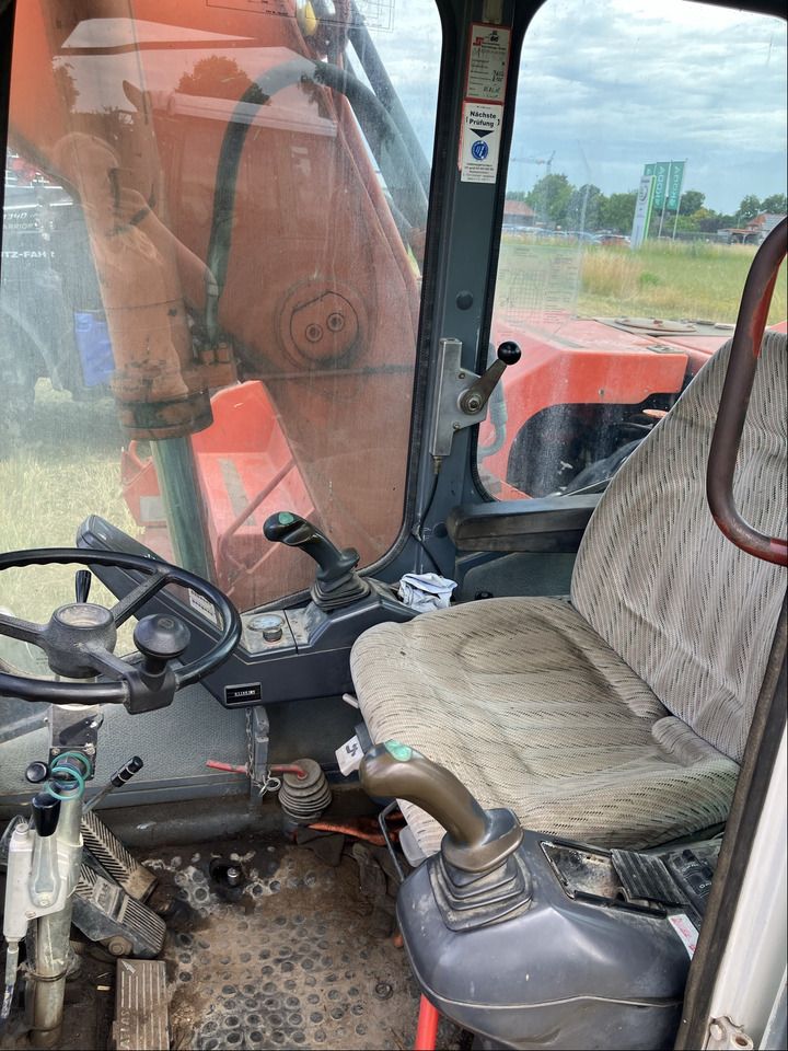 1995 Atlas 1304K excavator interior view 1995 Atlas 1304K excavator interior view