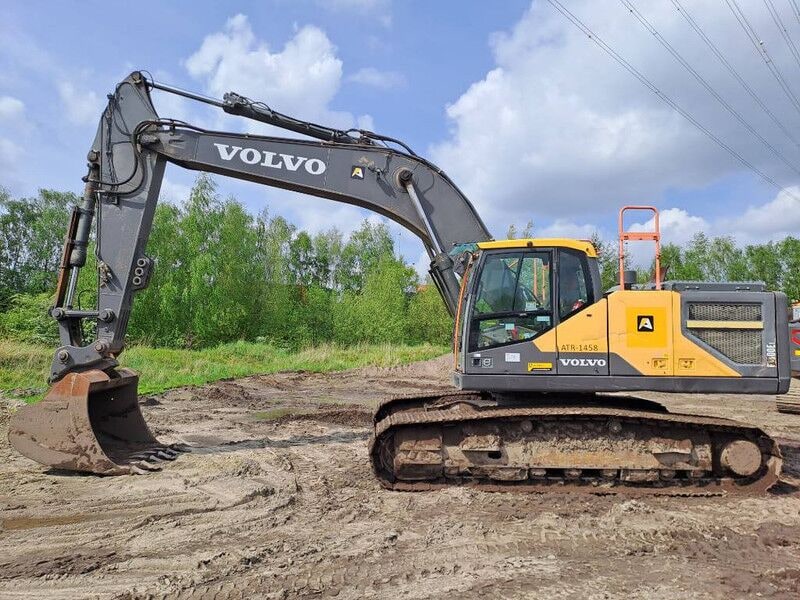 2017 Volvo EC300EL crawler excavator, side profile view