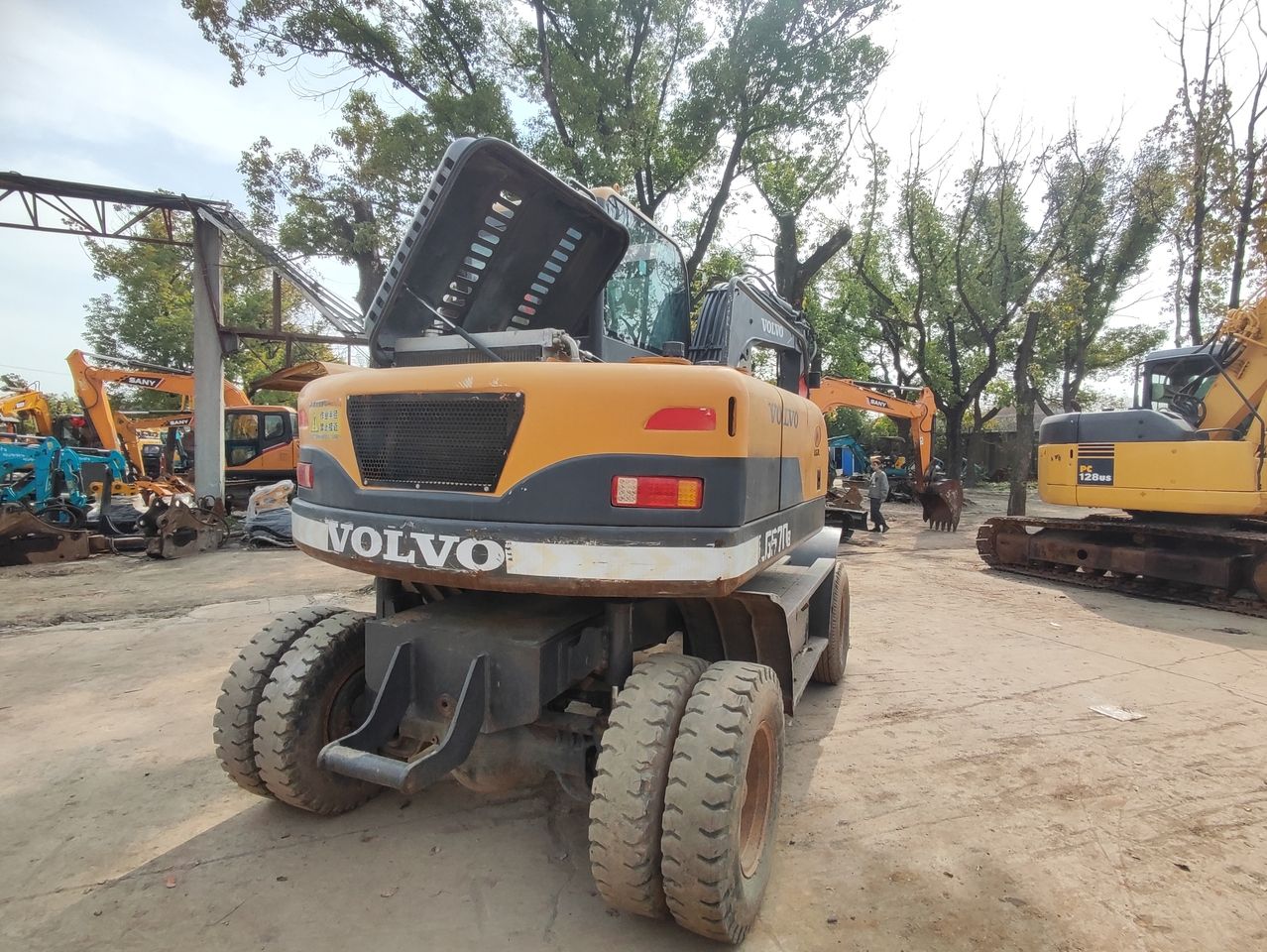 2016 Volvo LG670BM wheel excavator, rear view
