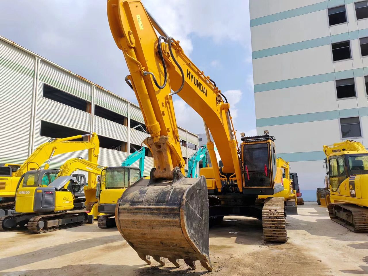 2018 Hyundai R385LC-9T crawler excavator front view 2018 Hyundai R385LC-9T crawler excavator front view