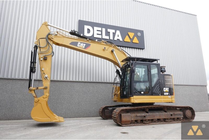 2018 Caterpillar 325FL crawler excavator, side view 2018 Caterpillar 325FL crawler excavator, side view