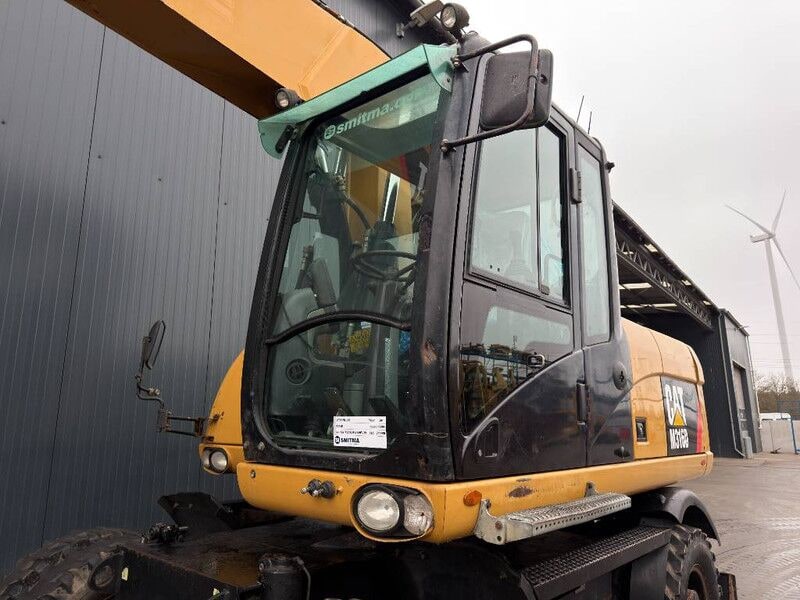 2011 Caterpillar M316D wheel excavator cab view