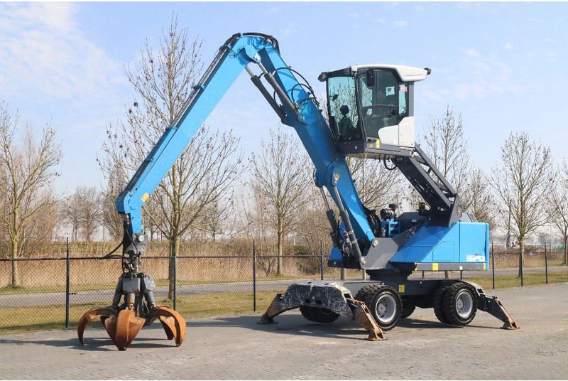 2018 Fuchs MHL 320 T4F wheel excavator with peel grab, side view 2018 Fuchs MHL 320 T4F wheel excavator with peel grab, side view