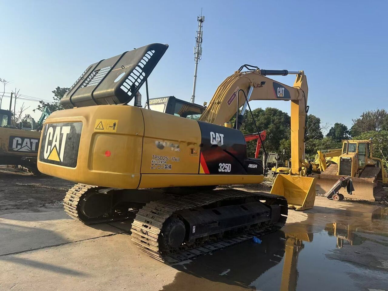 Caterpillar 325D crawler excavator, rear three-quarter view Caterpillar 325D crawler excavator, rear three-quarter view