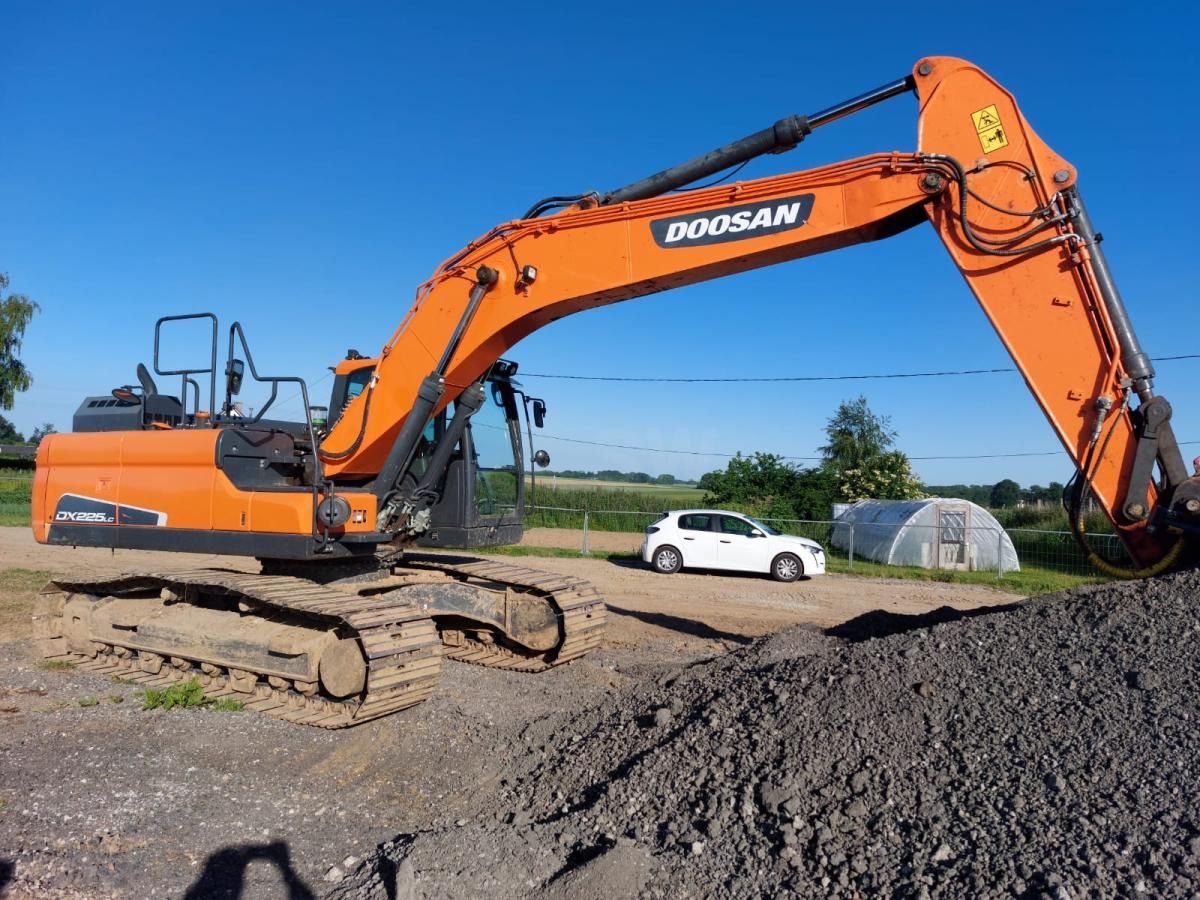2021 Doosan DX225LC-5 crawler excavator side view