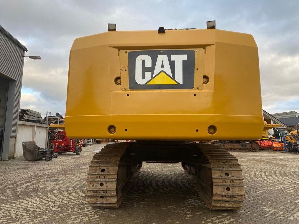 2015 Caterpillar 390FLME crawler excavator, rear view 2015 Caterpillar 390FLME crawler excavator, rear view