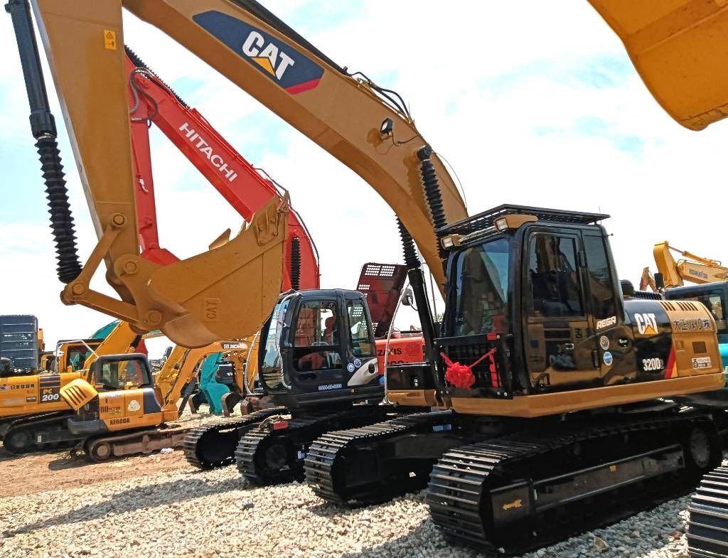 Caterpillar 320D rupsgraafmachine uit 2024, vooraanzicht driekwart