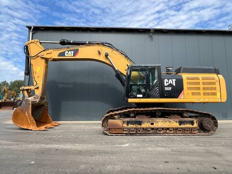 2017 Caterpillar 352F crawler excavator side view 2017 Caterpillar 352F crawler excavator side view