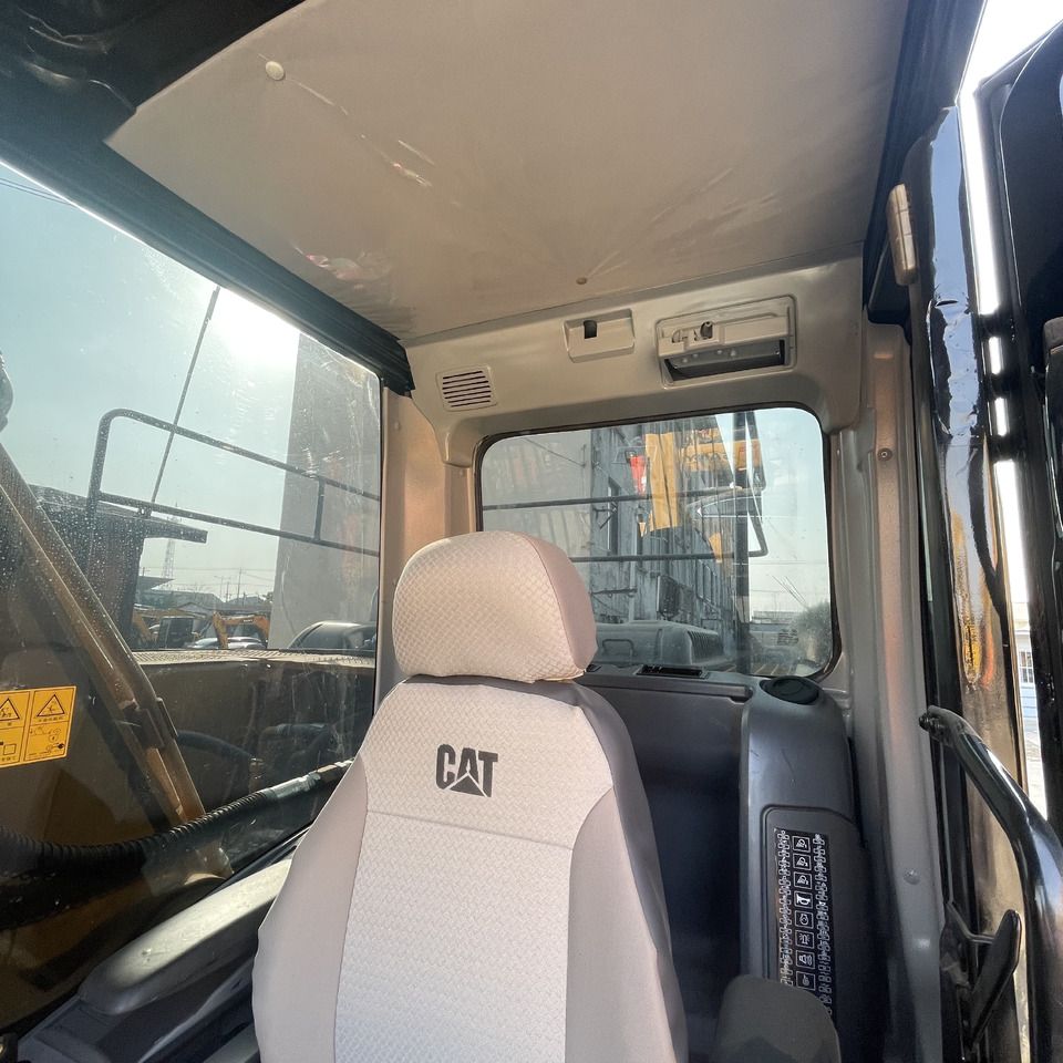 Widok wnętrza kabiny koparki gąsienicowej 2023 Caterpillar 320D2 Widok wnętrza kabiny koparki gąsienicowej 2023 Caterpillar 320D2