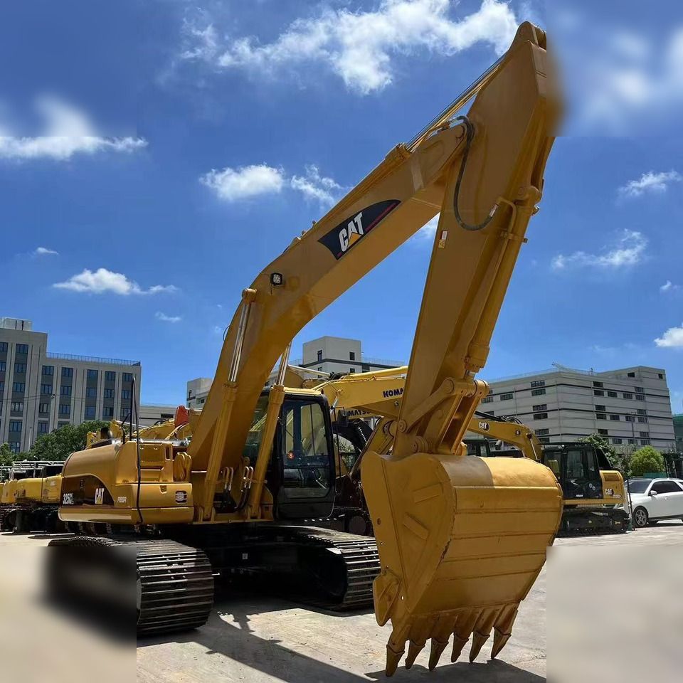 2018 Caterpillar 325CL crawler excavator, front three-quarter view 2018 Caterpillar 325CL crawler excavator, front three-quarter view