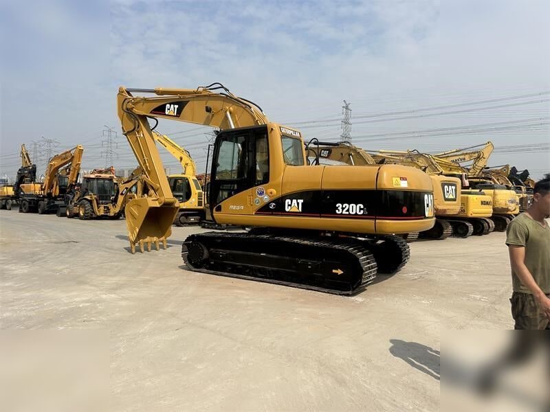 2020 Caterpillar 320CL excavator pe senile, vedere spate trei sferturi 2020 Caterpillar 320CL excavator pe senile, vedere spate trei sferturi