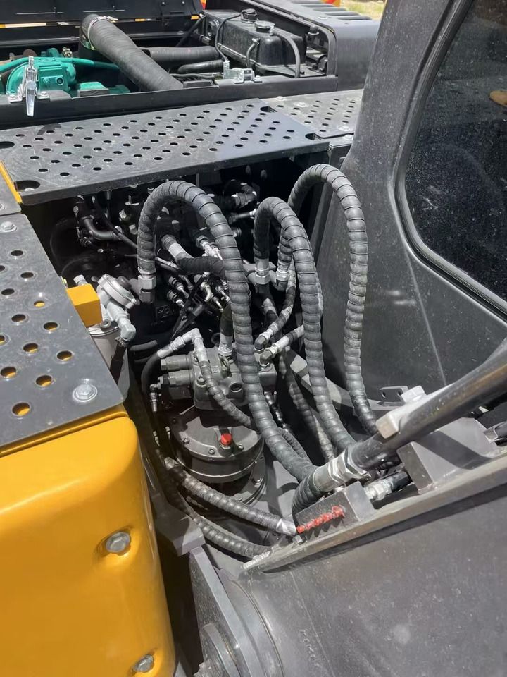 2022 Volvo EC140 crawler excavator hydraulic compartment view 2022 Volvo EC140 crawler excavator hydraulic compartment view
