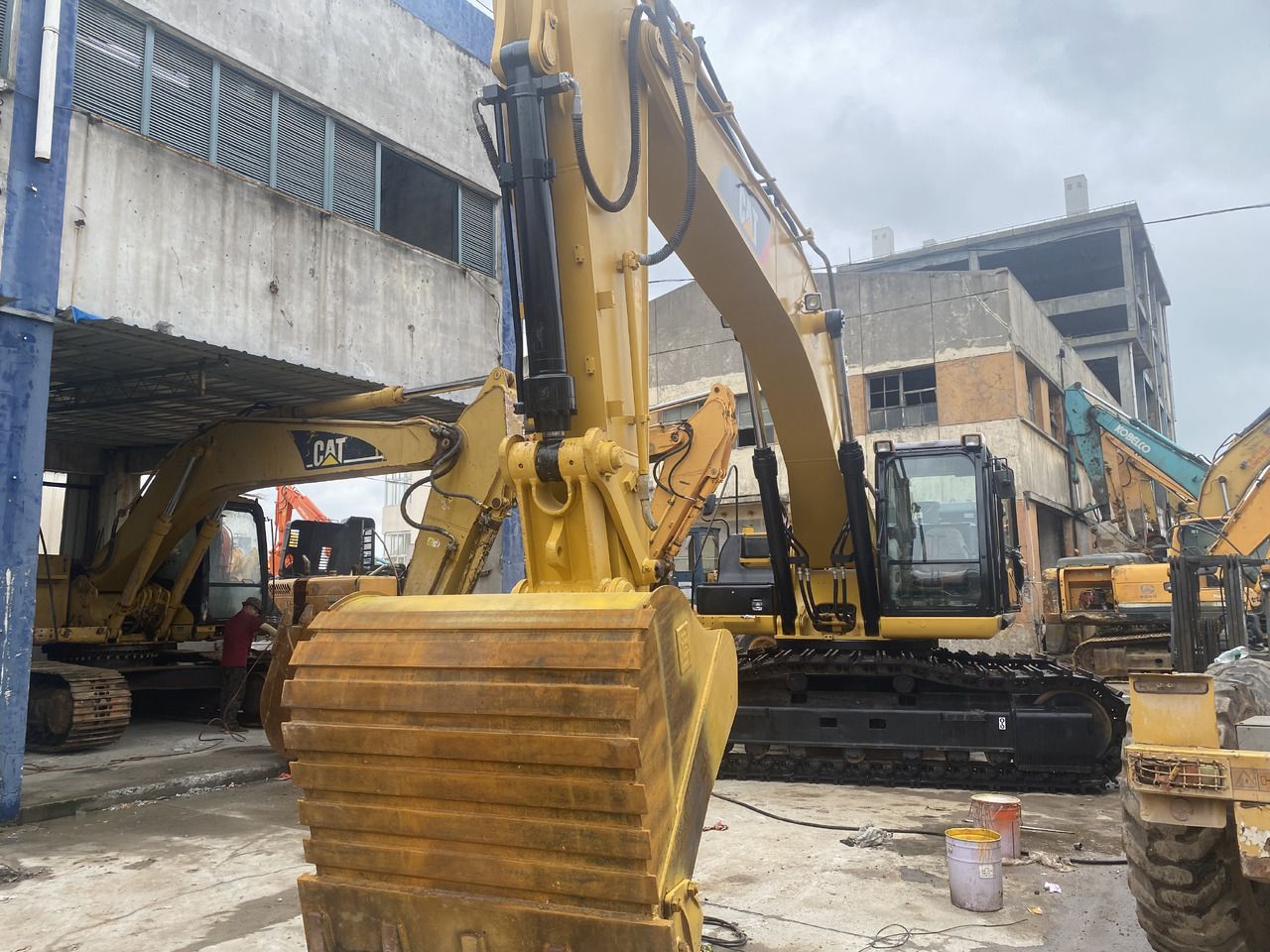 2020 Caterpillar 336D crawler excavator, front view of bucket and boom