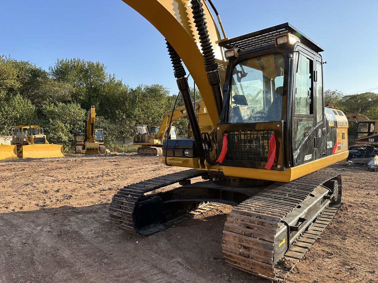 Escavatore cingolato Caterpillar 320DL del 2020, vista anteriore tre quarti Escavatore cingolato Caterpillar 320DL del 2020, vista anteriore tre quarti