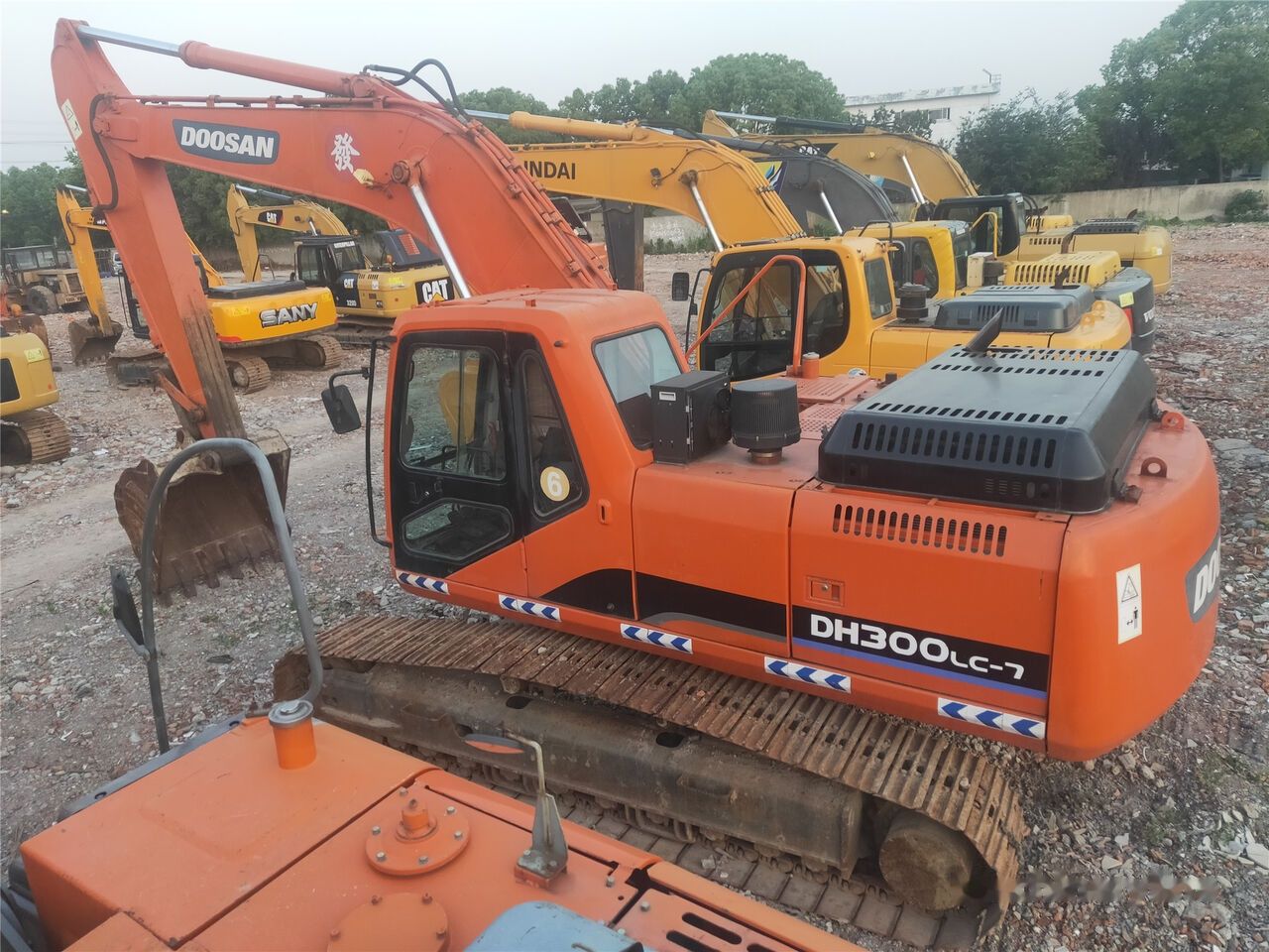 2017 Doosan DH300LC-7 crawler excavator, side view 2017 Doosan DH300LC-7 crawler excavator, side view