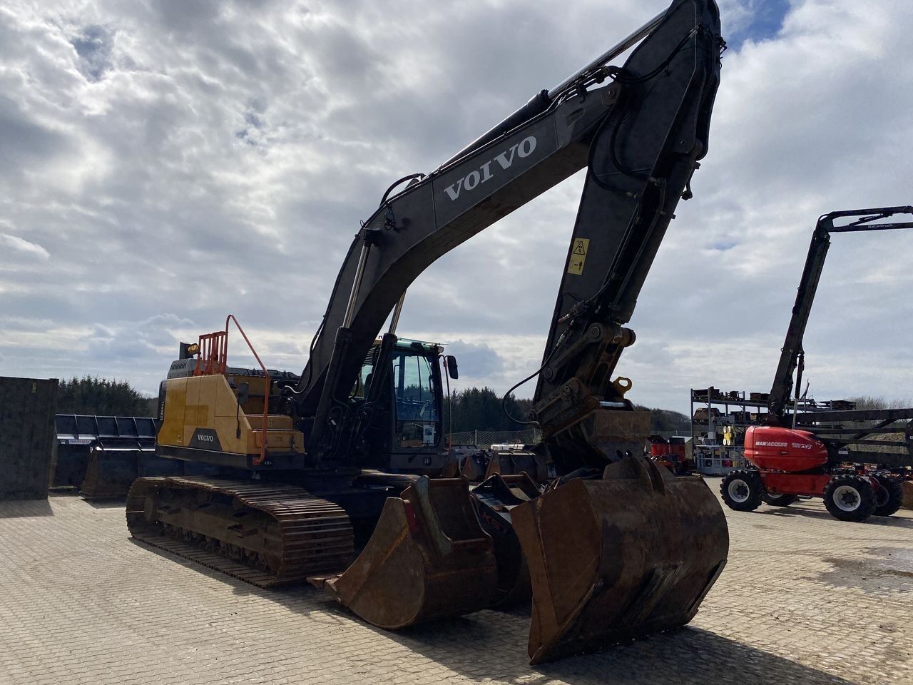 2016 Volvo EC300EL crawler excavator, side view