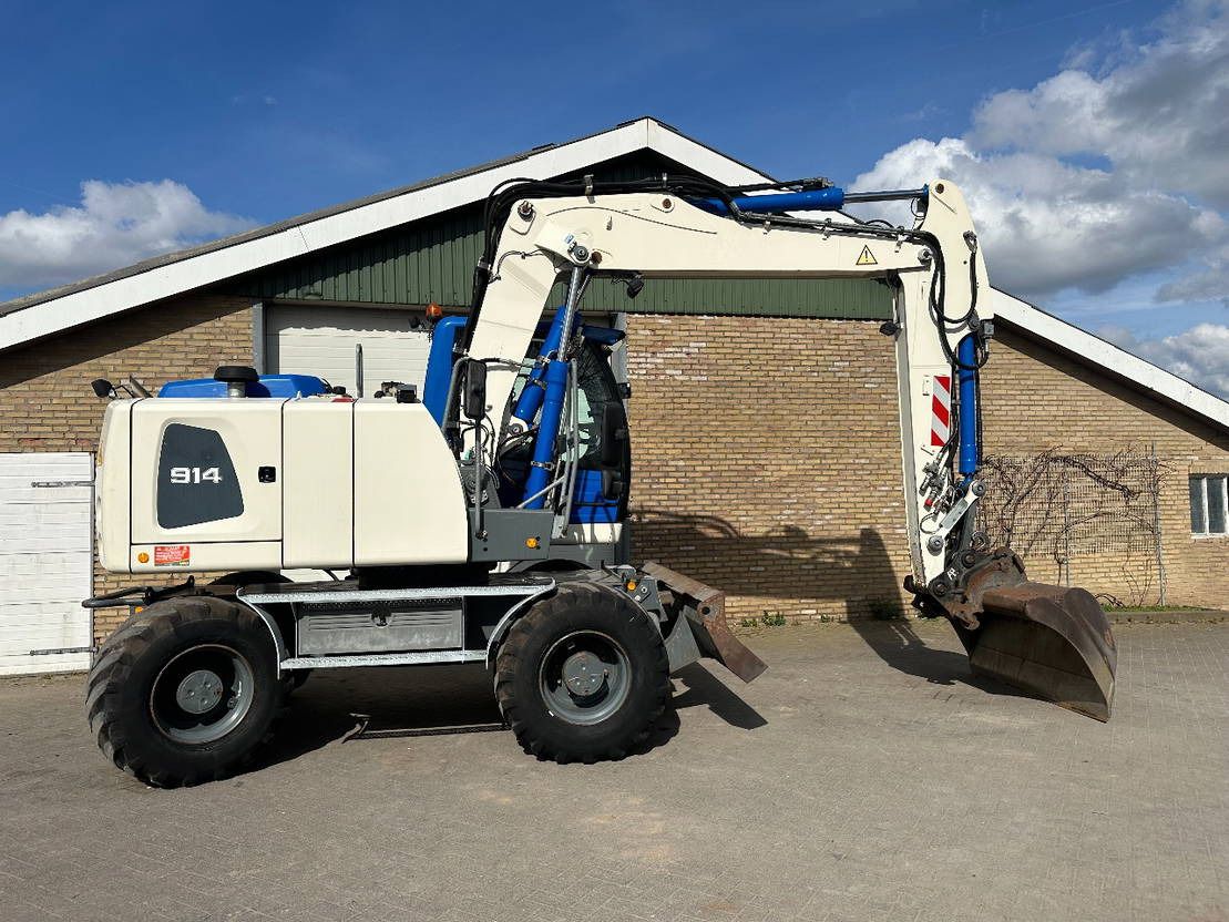 2015 Liebherr A914 wheel excavator, side profile view 2015 Liebherr A914 wheel excavator, side profile view