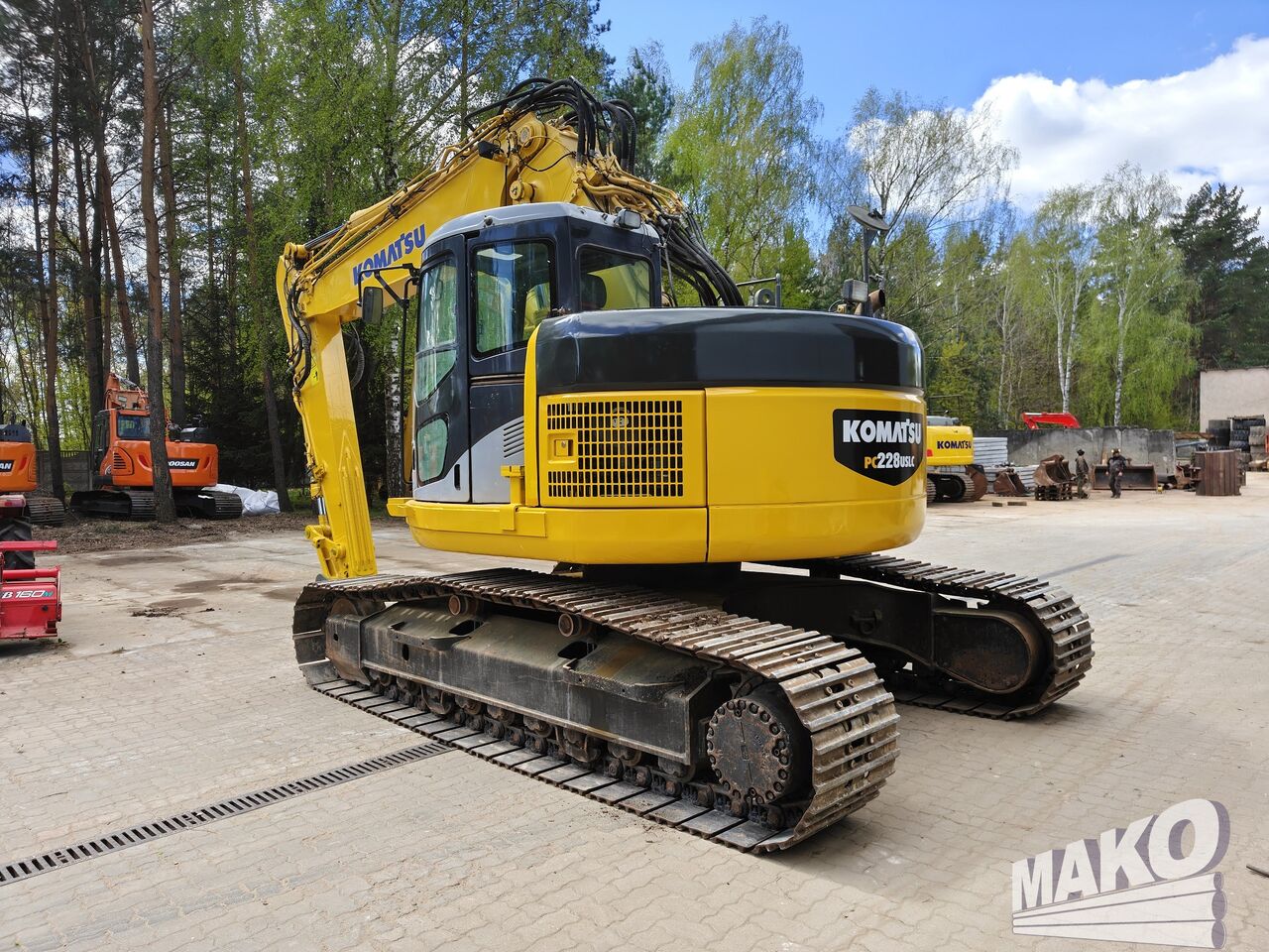 2010 Komatsu PC228USLC-3 crawler excavator, rear three-quarter view 2010 Komatsu PC228USLC-3 crawler excavator, rear three-quarter view