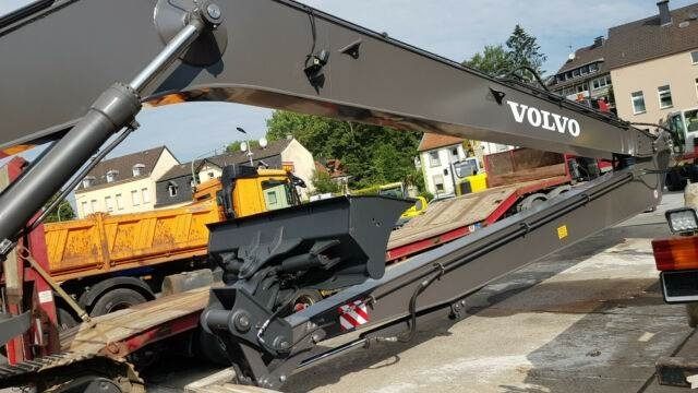 2013 Volvo EC250DNL crawler excavator long-reach boom detail