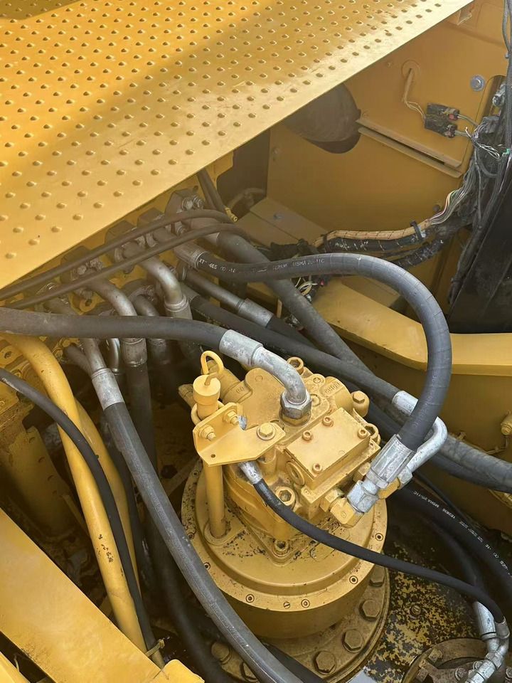 2022 Caterpillar 330GC crawler excavator hydraulic pump detail