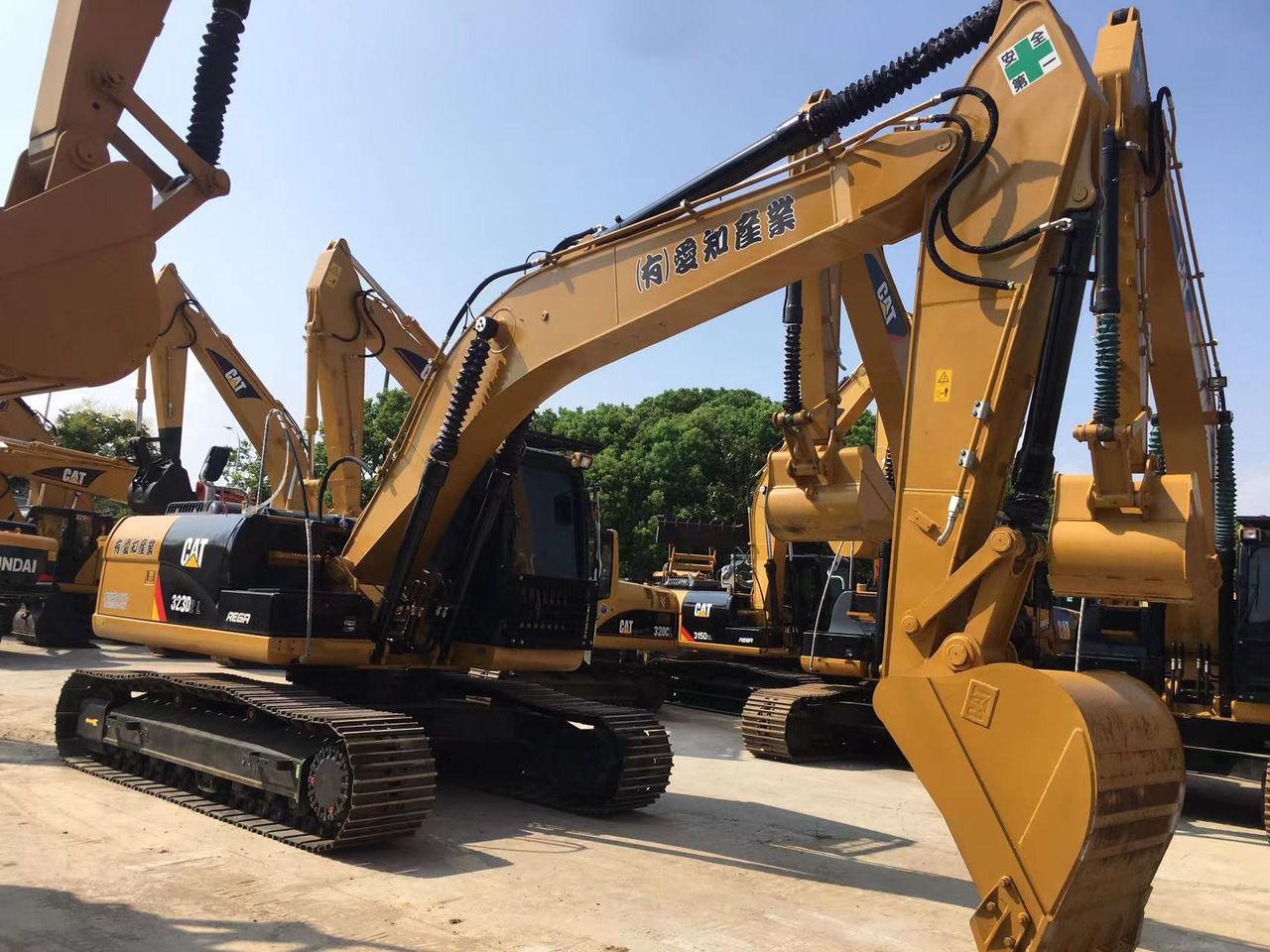 2022 Caterpillar 323D2L crawler excavator side view 2022 Caterpillar 323D2L crawler excavator side view