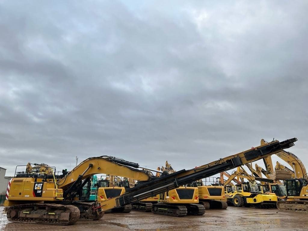 2018 Caterpillar 336FL crawler excavator with telescopic arm, side view 2018 Caterpillar 336FL crawler excavator with telescopic arm, side view