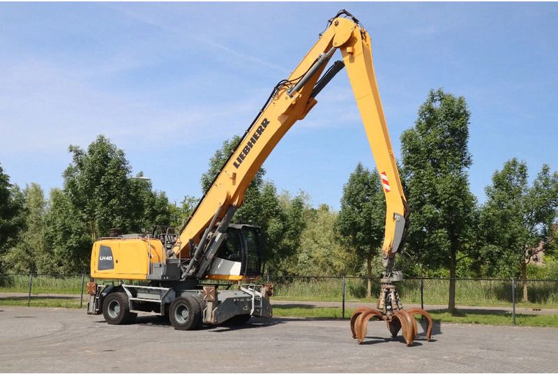 2016 Liebherr LH 40 M material handler, side view 2016 Liebherr LH 40 M material handler, side view