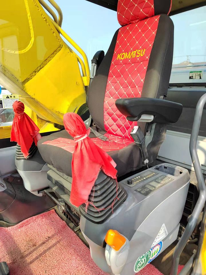 2017 Komatsu PC400-7 crawler excavator interior cab view 2017 Komatsu PC400-7 crawler excavator interior cab view