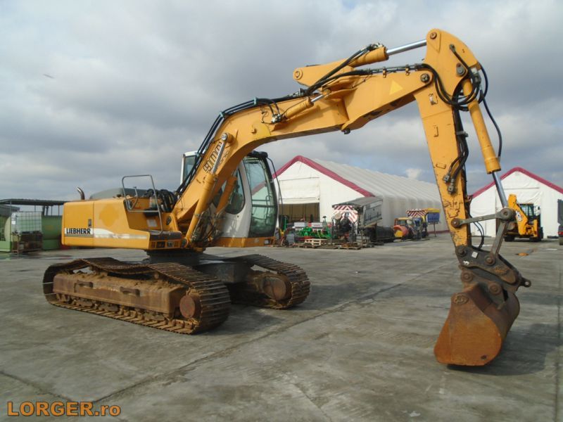 2006 Liebherr R900C crawler excavator, side view 2006 Liebherr R900C crawler excavator, side view