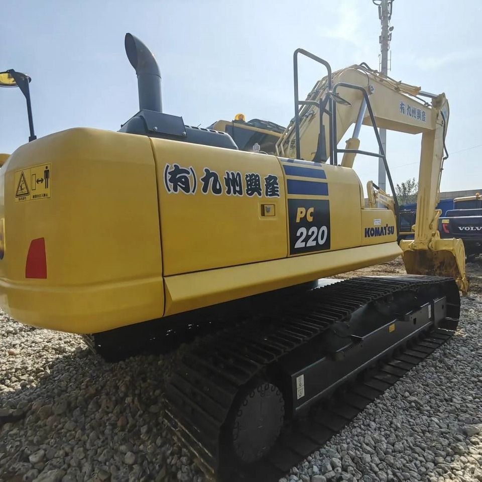 Escavatore cingolato Komatsu PC220-8 del 2023, vista posteriore tre quarti Escavatore cingolato Komatsu PC220-8 del 2023, vista posteriore tre quarti