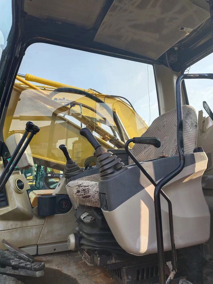2018 Caterpillar 325C crawler excavator interior view 2018 Caterpillar 325C crawler excavator interior view