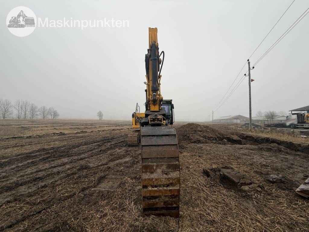 2012 JCB JZ235LC crawler excavator, front view