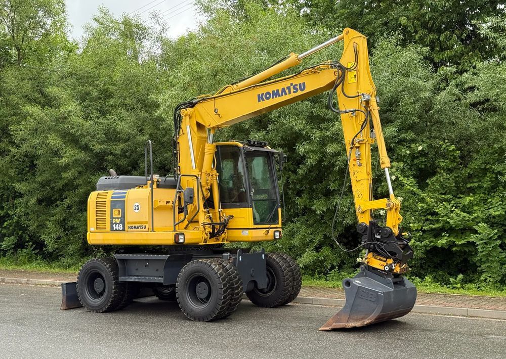 2011 Komatsu PW148 wheel excavator side view